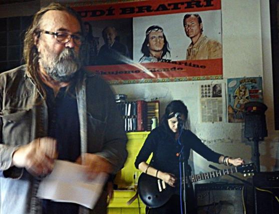 "Pověz mi svůj příběh," zašeptala, "a já ti povím ten svůj..."