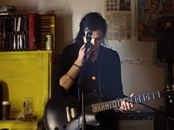 "Pověz mi svůj příběh," zašeptala, "a já ti povím ten svůj..."