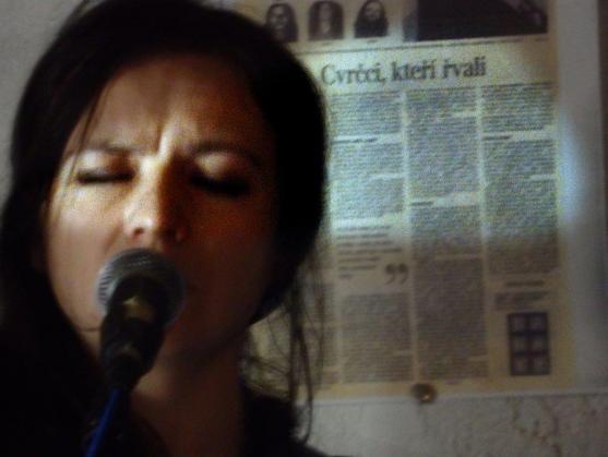 "Pověz mi svůj příběh," zašeptala, "a já ti povím ten svůj..."