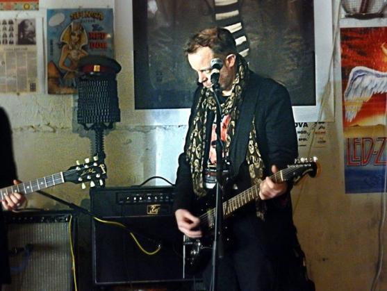 "Pověz mi svůj příběh," zašeptala, "a já ti povím ten svůj..."