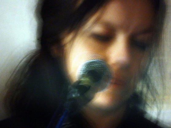 "Pověz mi svůj příběh," zašeptala, "a já ti povím ten svůj..."