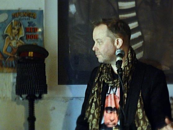 "Pověz mi svůj příběh," zašeptala, "a já ti povím ten svůj..."