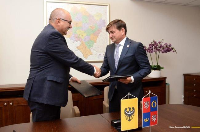 Královéhradecký kraj a Dolnoslezské vojvodství uzavřely dohodu o rozvoji dopravní sítě a veřejných služeb v příhraničí