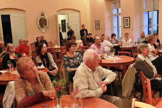 Večery ArtCafé s klasickou hudbou zahájili talentovaní violoncellisté