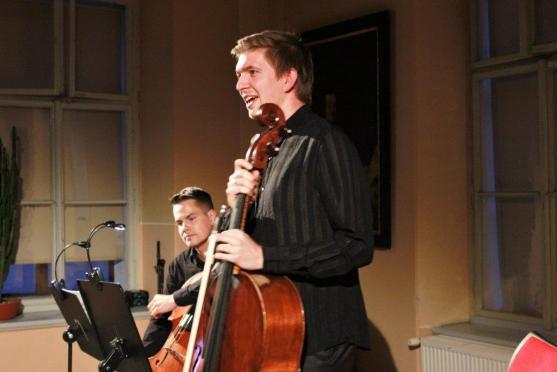Večery ArtCafé s klasickou hudbou zahájili talentovaní violoncellisté