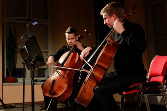 Večery ArtCafé s klasickou hudbou zahájili talentovaní violoncellisté