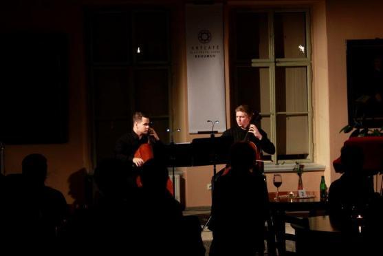 Večery ArtCafé s klasickou hudbou zahájili talentovaní violoncellisté