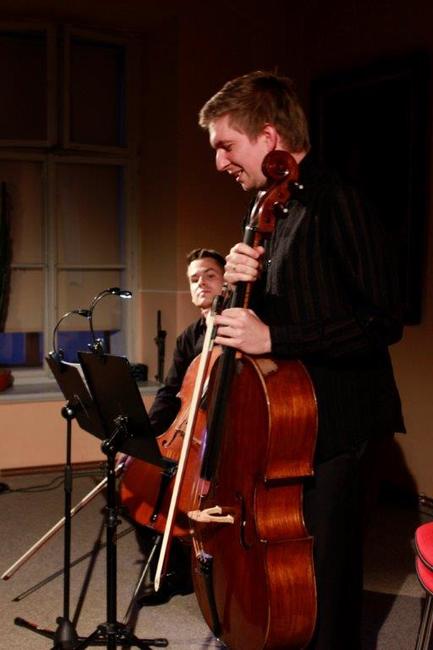 Večery ArtCafé s klasickou hudbou zahájili talentovaní violoncellisté