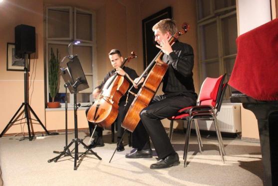 Večery ArtCafé s klasickou hudbou zahájili talentovaní violoncellisté
