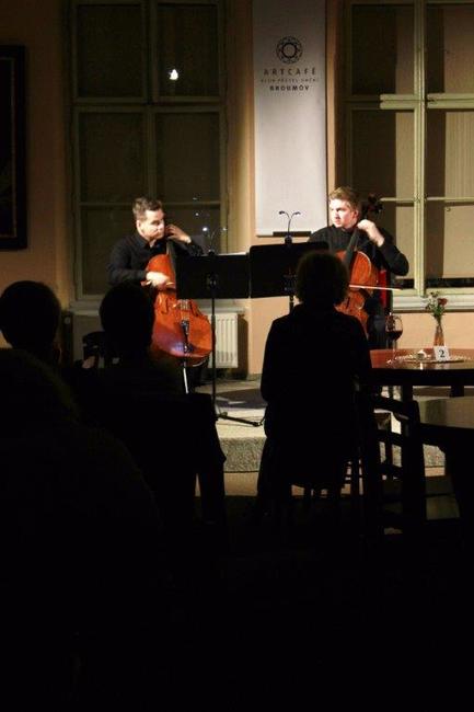 Večery ArtCafé s klasickou hudbou zahájili talentovaní violoncellisté