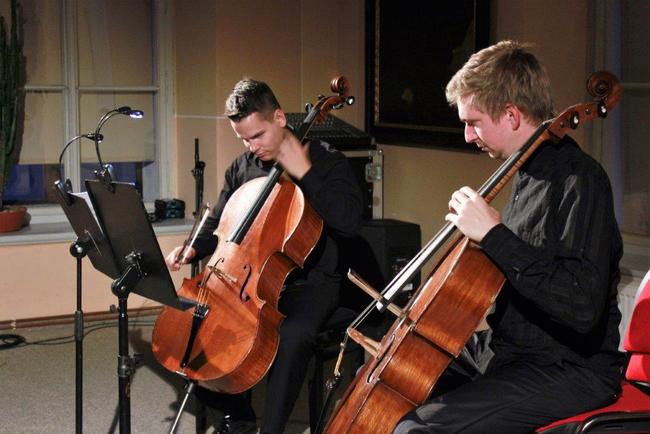Večery ArtCafé s klasickou hudbou zahájili talentovaní violoncellisté