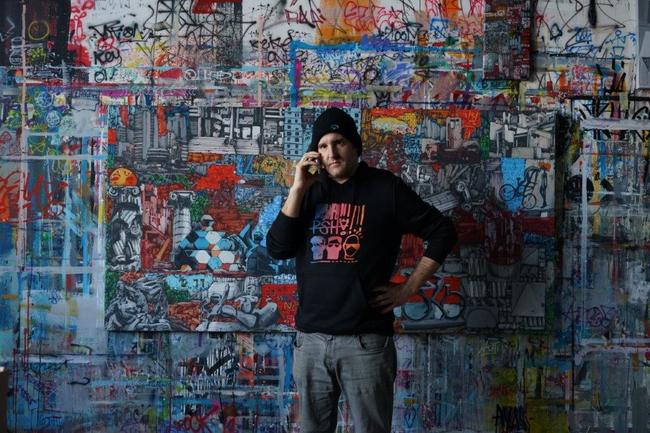 Runové písmo, městské šifry, drobnokresba, neony… Periferie Michala Škapy ožívá v Dětské galerii Lapidárium v Broumově