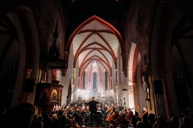 Sousedská 2021 nalákala do kláštera v Polici nad Metují stovky fanoušků PSO