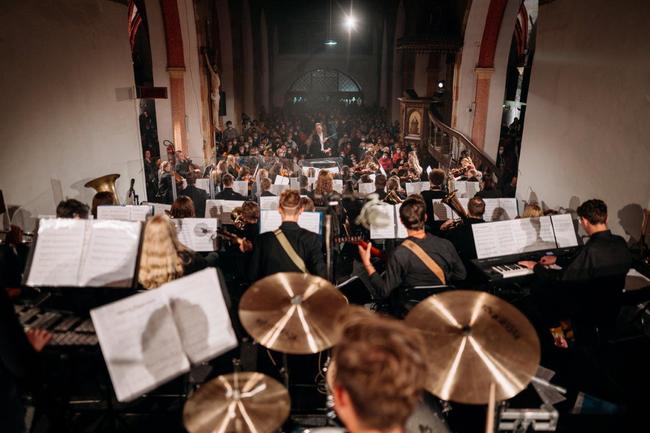 Sousedská 2021 nalákala do kláštera v Polici nad Metují stovky fanoušků PSO