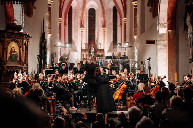 Sousedská 2021 nalákala do kláštera v Polici nad Metují stovky fanoušků PSO