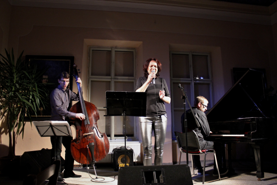 Středeční ArtCafé si získalo Miriam Bayle Trio nestrojeným podáním jazzu 
