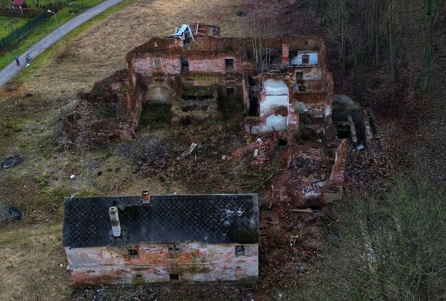 Mlýn pod Černou stezkou pomalu mizí, v paměti Broumováků však žije dál
