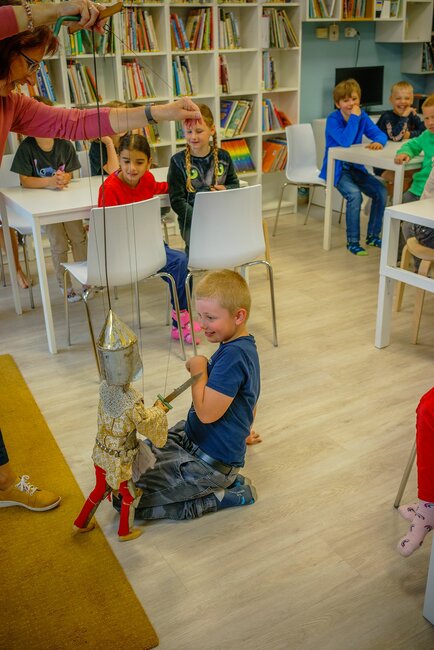 Rytíř Knížan pasoval na čtenáře více než sto prvňáčků