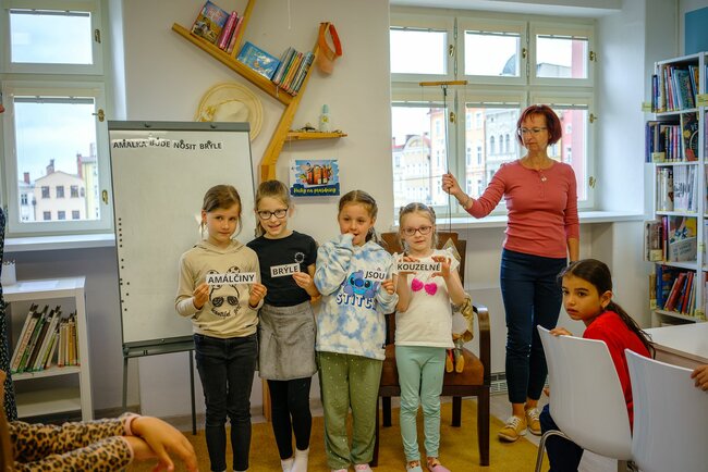 Rytíř Knížan pasoval na čtenáře více než sto prvňáčků 