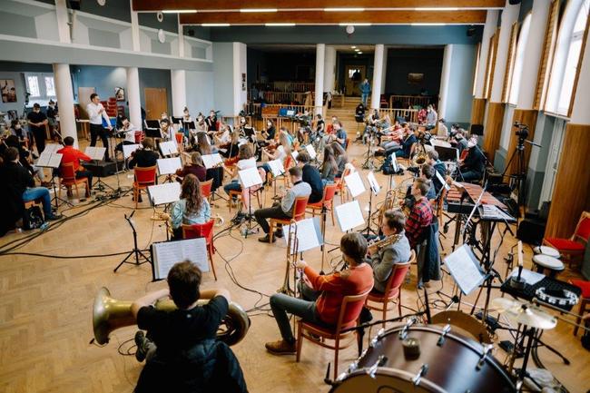 Muzikanti z Police Symphony Orchestra zahráli najednou pro více než 80 měst a obcí prostřednictvím místních rozhlasů