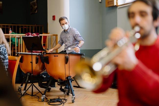 Muzikanti z Police Symphony Orchestra zahráli najednou pro více než 80 měst a obcí prostřednictvím místních rozhlasů