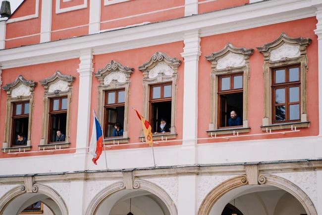 Muzikanti z Police Symphony Orchestra zahráli najednou pro více než 80 měst a obcí prostřednictvím místních rozhlasů