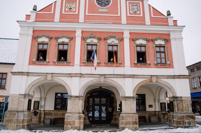 Muzikanti z Police Symphony Orchestra zahráli najednou pro více než 80 měst a obcí prostřednictvím místních rozhlasů 