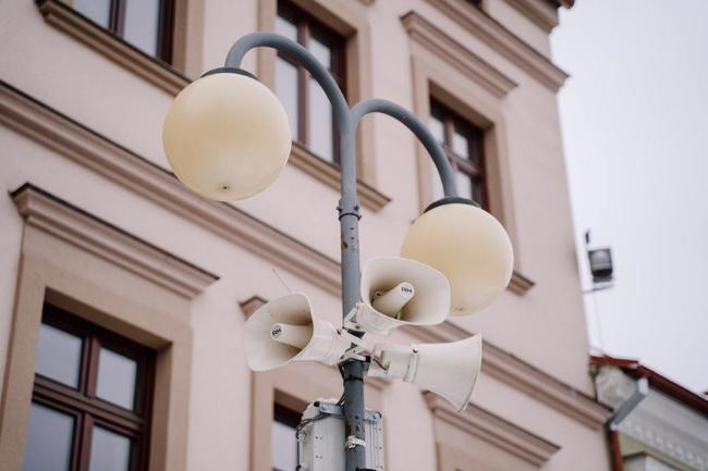 Muzikanti z Police Symphony Orchestra zahráli najednou pro více než 80 měst a obcí prostřednictvím místních rozhlasů