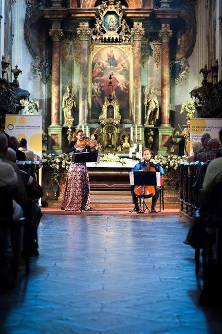 Viola a violoncello okouzlily publikum při třetím koncertu festivalu Za poklady Broumovska