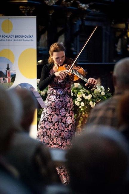 Viola a violoncello okouzlily publikum při třetím koncertu festivalu Za poklady Broumovska