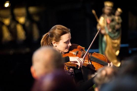 Viola a violoncello okouzlily publikum při třetím koncertu festivalu Za poklady Broumovska