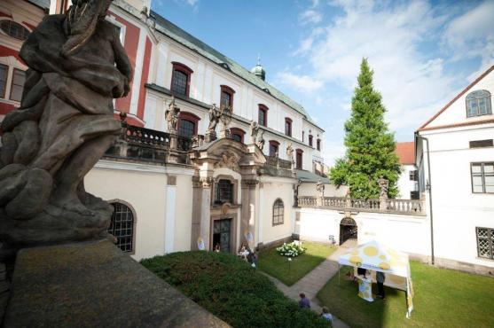 Viola a violoncello okouzlily publikum při třetím koncertu festivalu Za poklady Broumovska