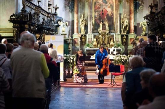 Viola a violoncello okouzlily publikum při třetím koncertu festivalu Za poklady Broumovska