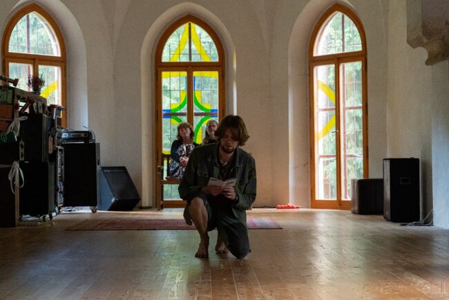 Studenti Gymnázia Broumov křtili v Soulkostele svoji sbírku básní