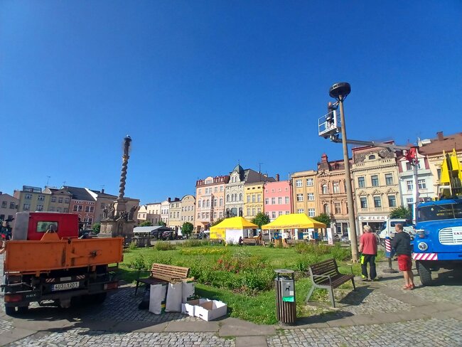 V Broumově vztyčili náhradní sloup pro čápy