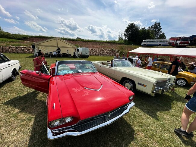 Nablýskaní veteráni přilákali do Heřmánkovic stovky lidí