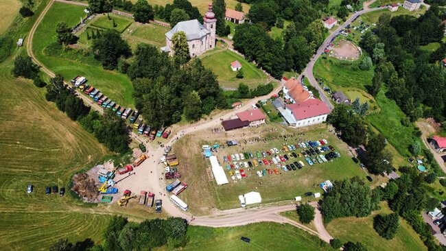 Nablýskaní veteráni přilákali do Heřmánkovic stovky lidí