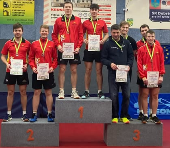 Stolní tenisté přivezli bronz z kraje