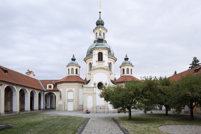 Polyfonie, jazyk a paměť v barokním klášteře na Bílé Hoře