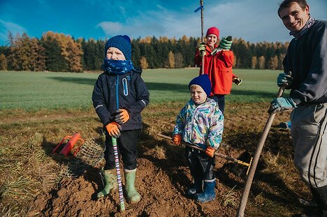 Alej Ostašinka se rozrostla o dalších 50 stromů