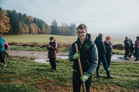 Alej Ostašinka se rozrostla o dalších 50 stromů