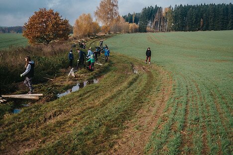 Alej Ostašinka se rozrostla o dalších 50 stromů