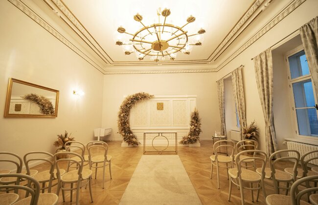 Dveře z půdy a lustr za víc než čtvrt milionu. Broumov zrekonstruoval obřadní síň