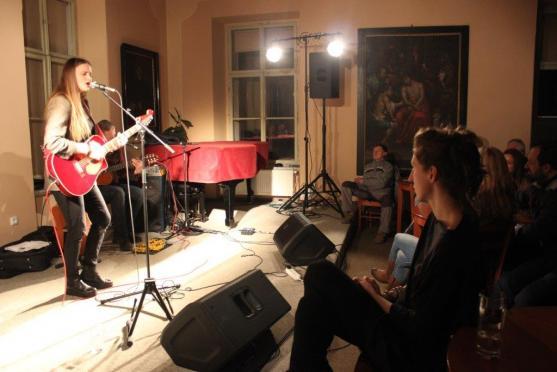 Živelnost a hlasové kouzlení: Vladivojna La Chia vystoupila v broumovském klášteře