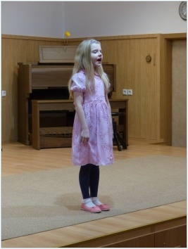 Reprezentantky polické ZUŠky si v oblastním kole Karlovarského skřivánka vyzpívaly 1. a 2. místo