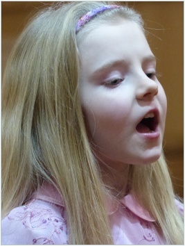 Reprezentantky polické ZUŠky si v oblastním kole Karlovarského skřivánka vyzpívaly 1. a 2. místo