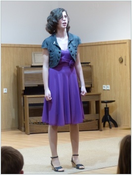 Reprezentantky polické ZUŠky si v oblastním kole Karlovarského skřivánka vyzpívaly 1. a 2. místo