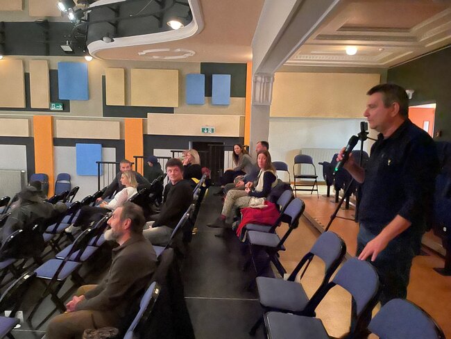 Veřejné diskuse by se měly konat pravidelně, shodli se návštěvníci debaty Hlasy Broumovska