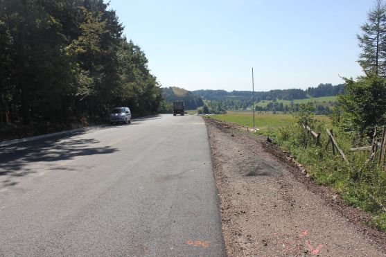 O víkendu stavbaři na silnici přes Pasa položili poslední asfaltovou vrstvu 