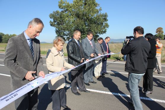 Včera byla slavnostně přestřižena páska na dokončené silnici přes Pasa 